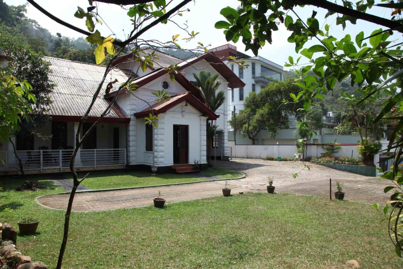 Antique Tourists Lodge Kandy Exteriör bild