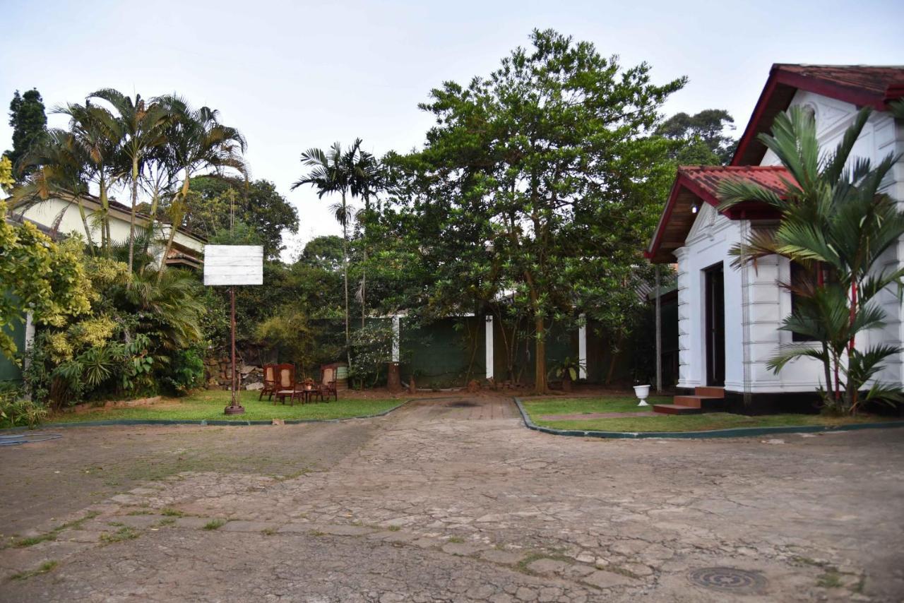 Antique Tourists Lodge Kandy Exteriör bild